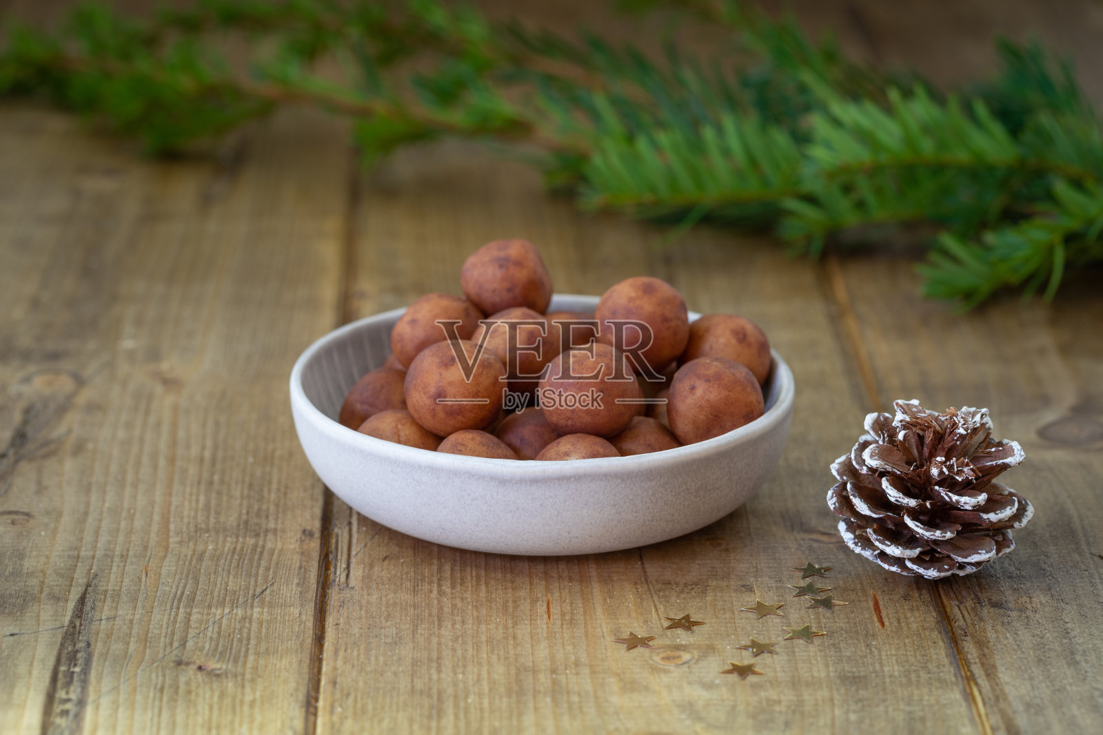 在碗中放入棕色的杏仁蛋白土豆照片摄影图片