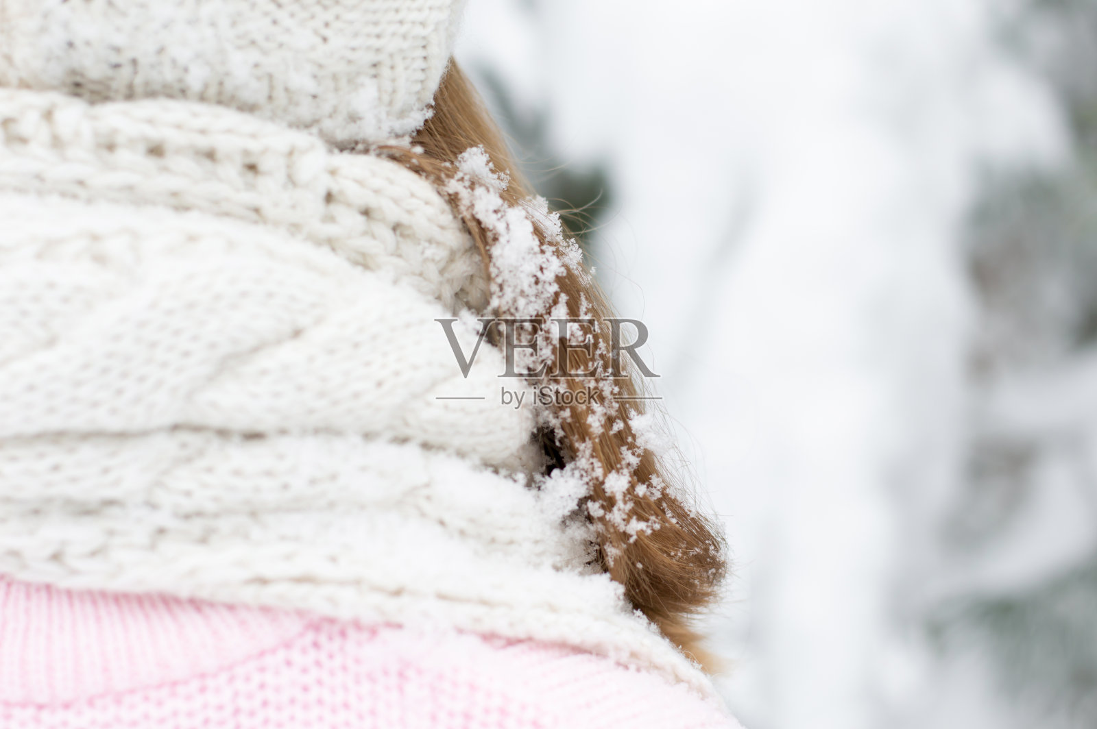 快乐的冬天。衣冠楚楚地享受着冬天，女孩从后面戴着帽子，围着围巾照片摄影图片