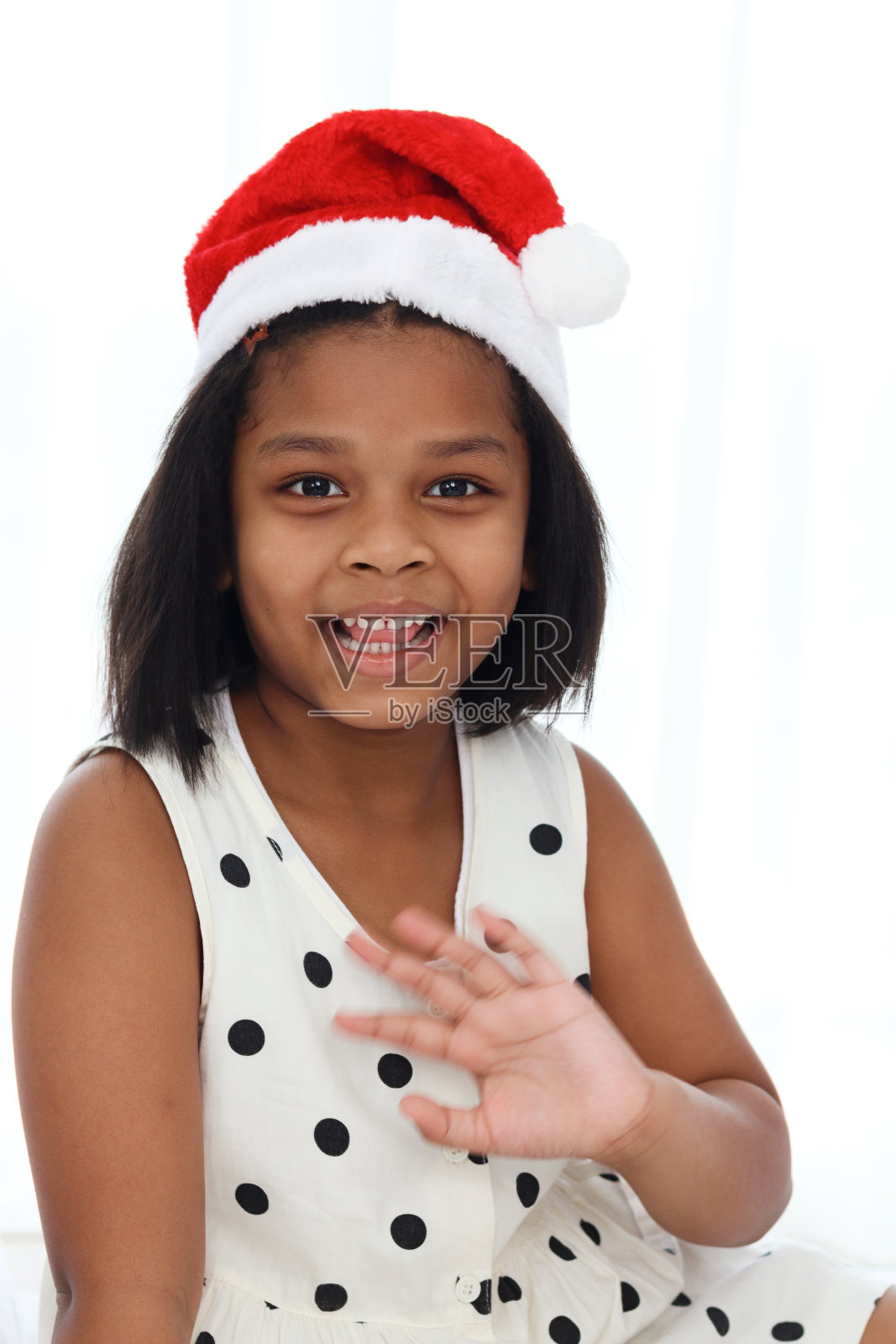 可爱的亚洲非洲女孩的肖像戴着红色圣诞帽庆祝圣诞节，快乐甜蜜的小男孩照片摄影图片