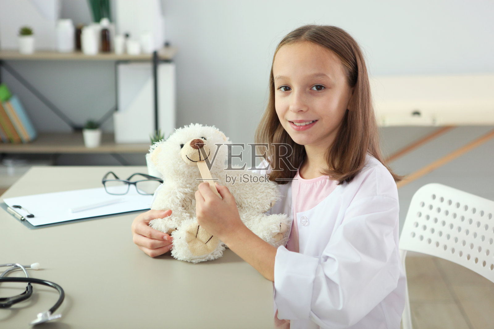 可爱的女孩在好心情扮演医生照片摄影图片