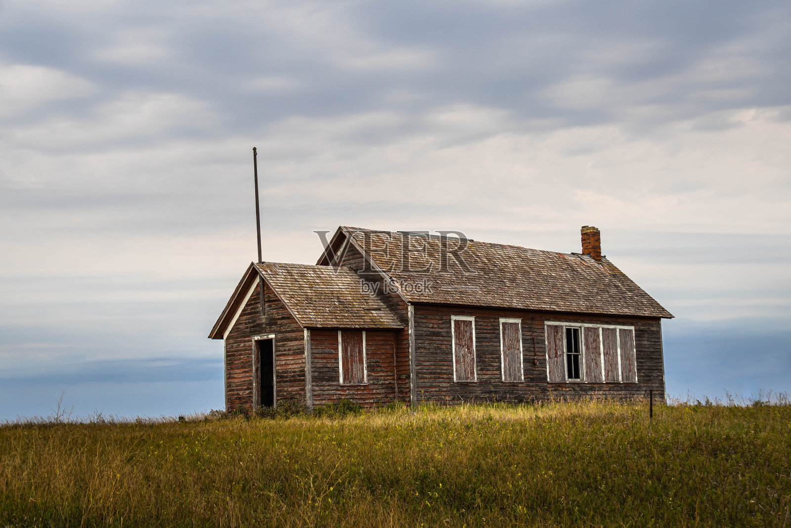 位于北达科他州大草原上的一所废弃的只有一间教室的旧校舍照片摄影图片