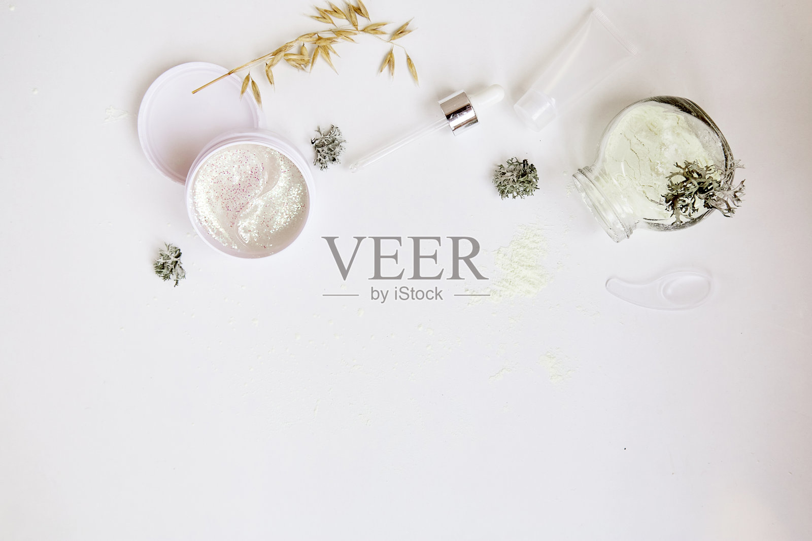 健康面部护理化妆品套装。精华、藻酸盐面膜、贴片:多重美容。极端主义概念，多任务功能。自然生态森林苔藓。皮肤的化妆品照片摄影图片