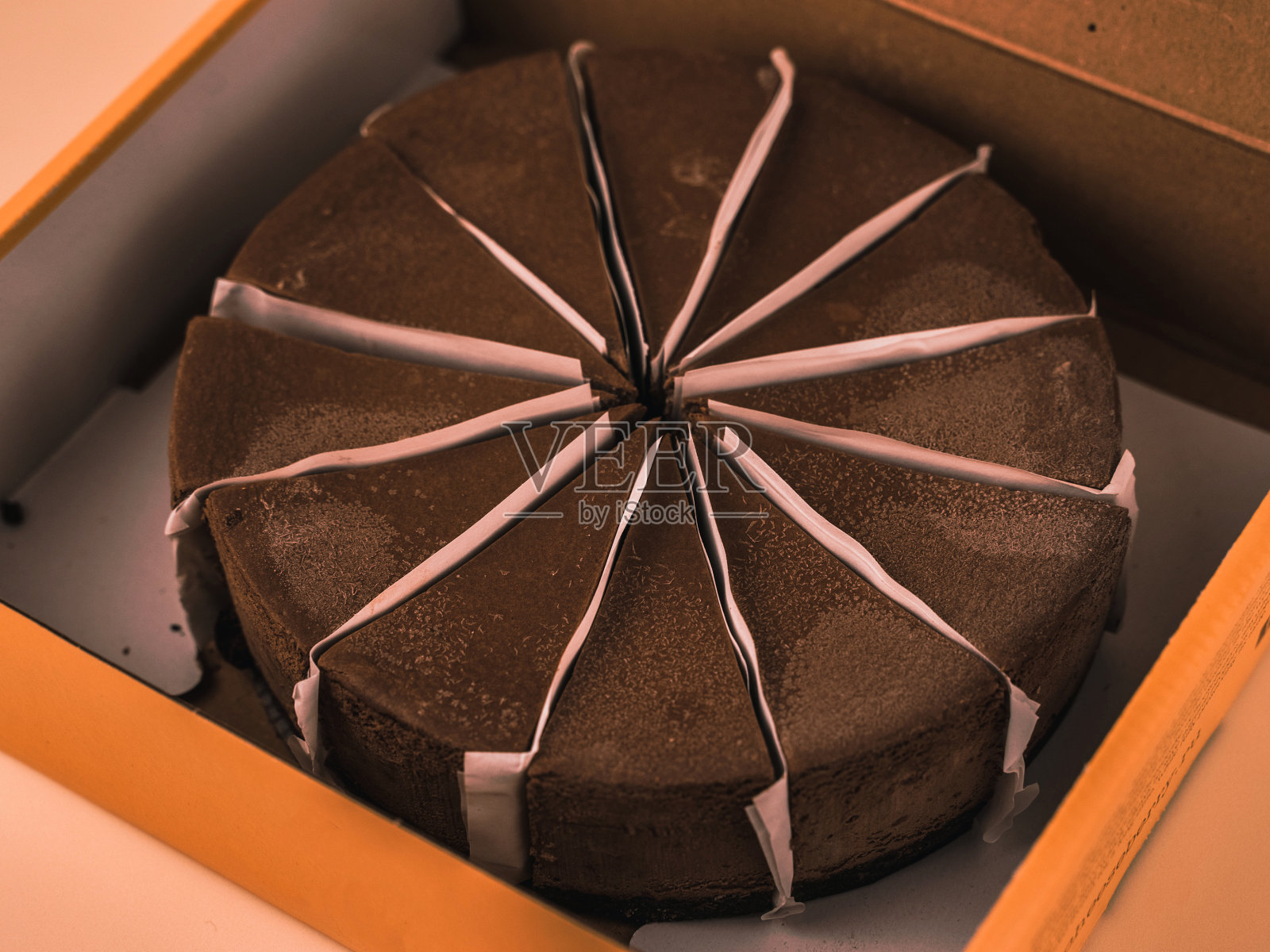 新鲜的芝士蛋糕放在打开的纸盒里照片摄影图片