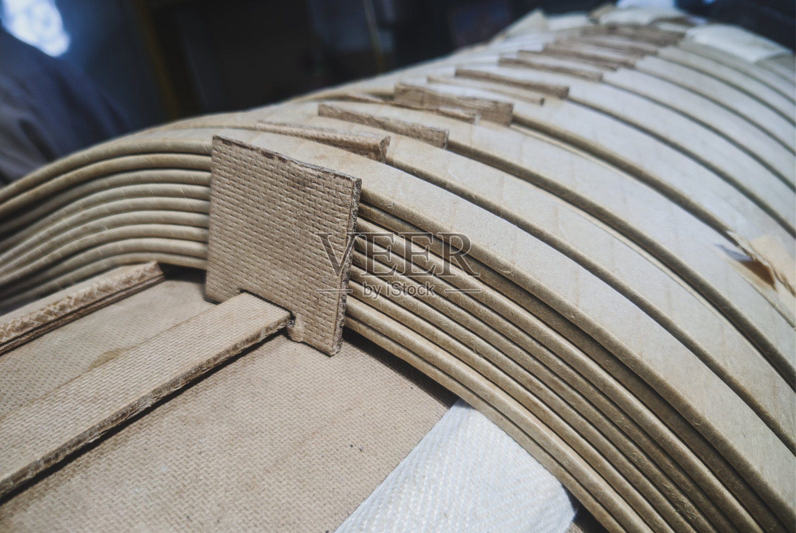 纸绝缘变压器线圈绕组的特写镜头。照片摄影图片