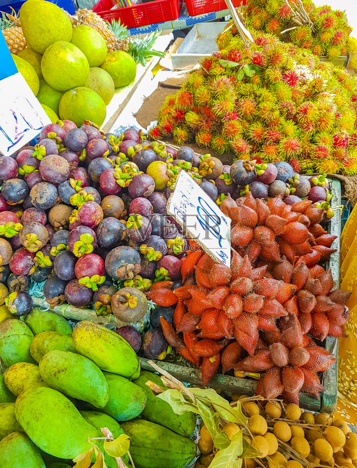 在泰国苏梅岛的banggrak市场，各种泰国食物水果如榴莲火龙果山竹。照片摄影图片