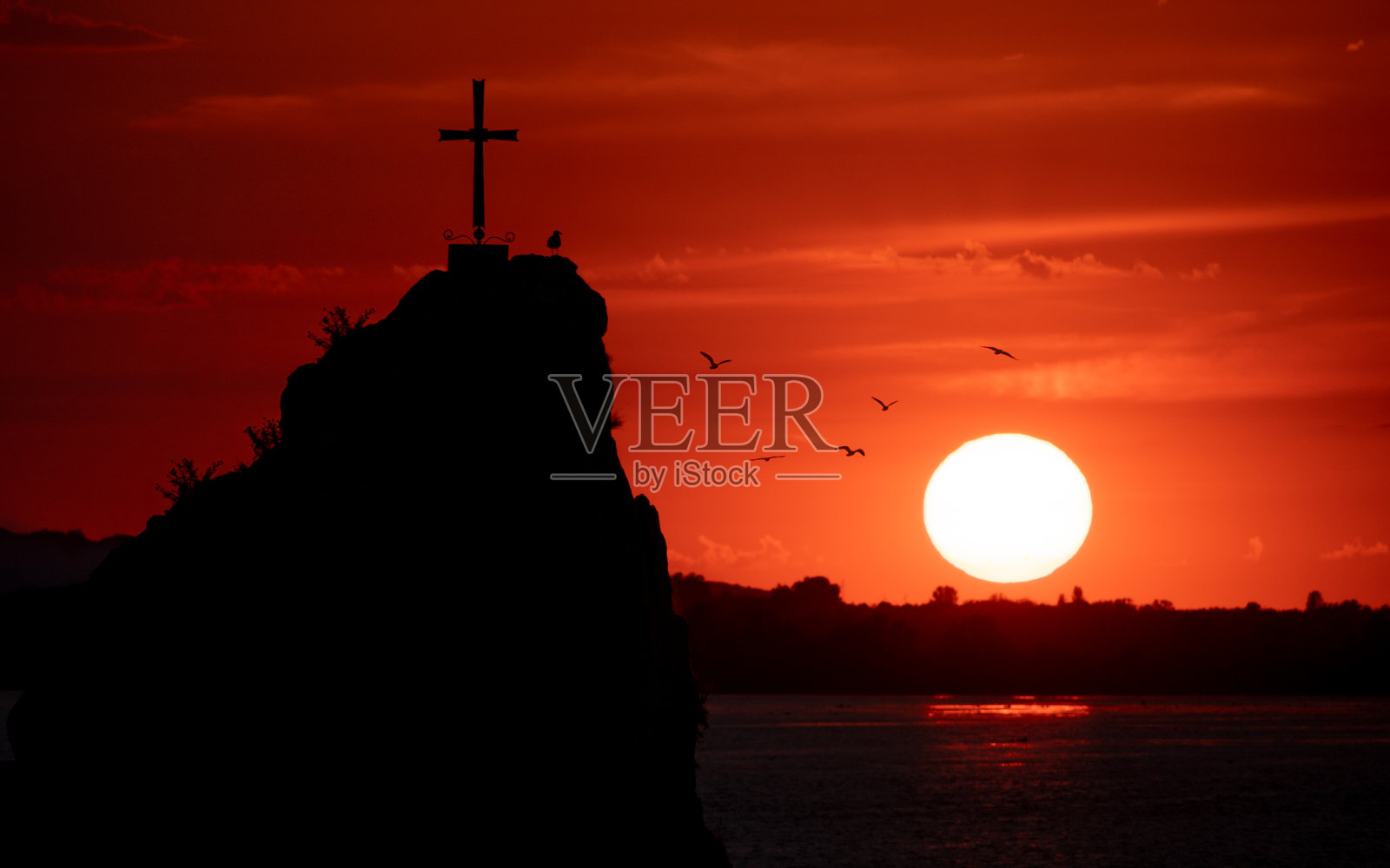 在多瑙河峡谷的摩尔多瓦努瓦，美丽多彩的日出在海上和戏剧性的云和阳光照耀照片摄影图片