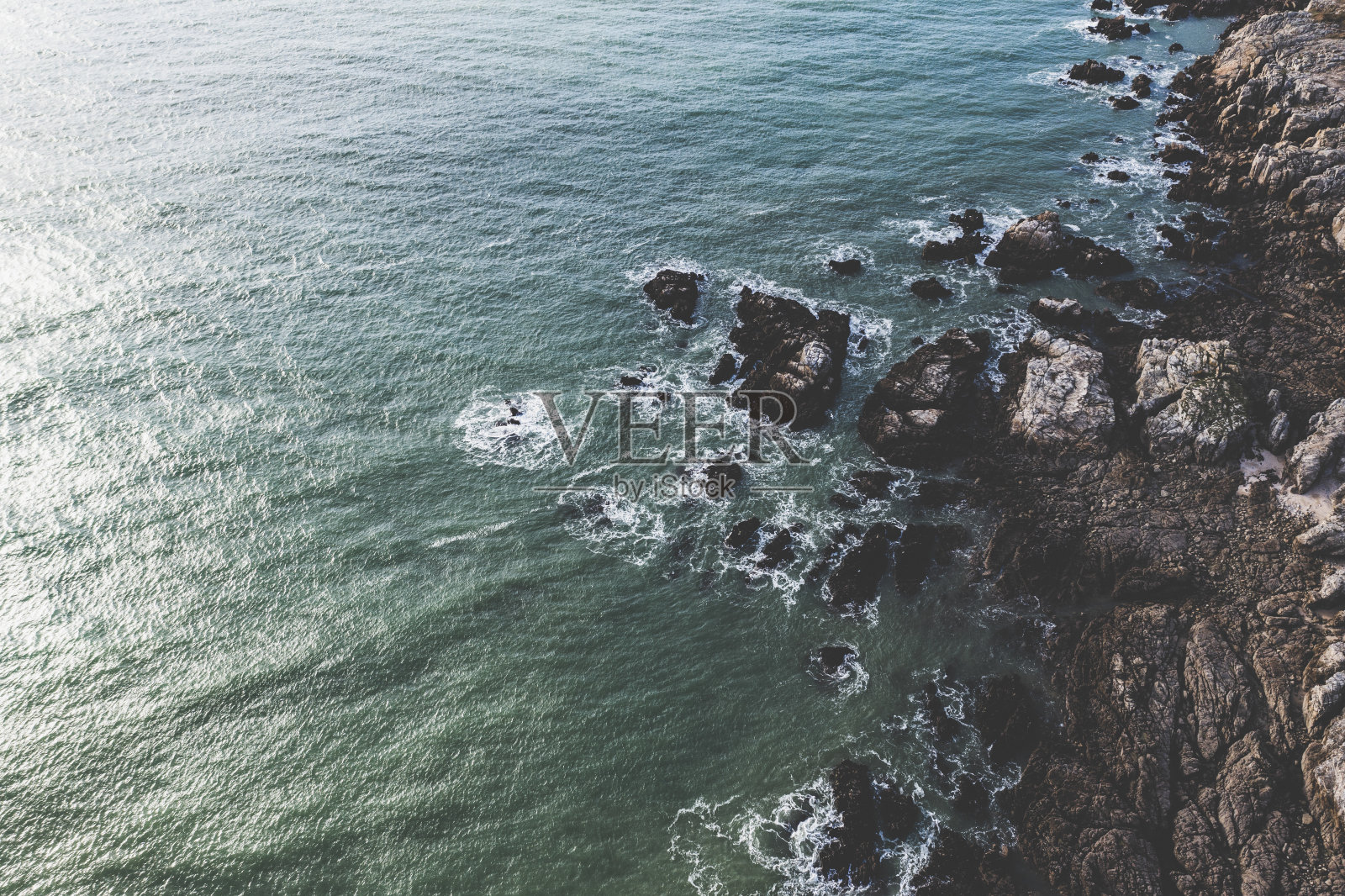 海洋景观，无人机视图海洋海岸，岩石和海洋在复古的色调。“n照片摄影图片