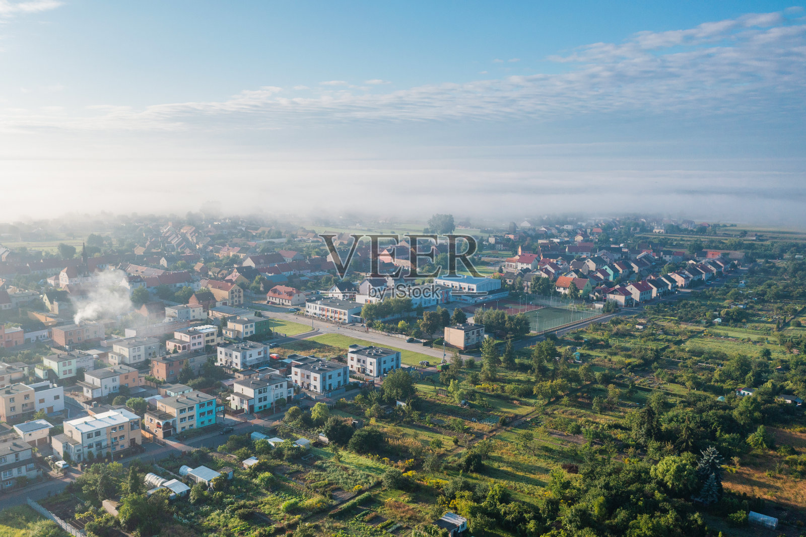 从高处俯瞰村庄，蔚蓝的天空和小小的私人房屋，波兰照片摄影图片