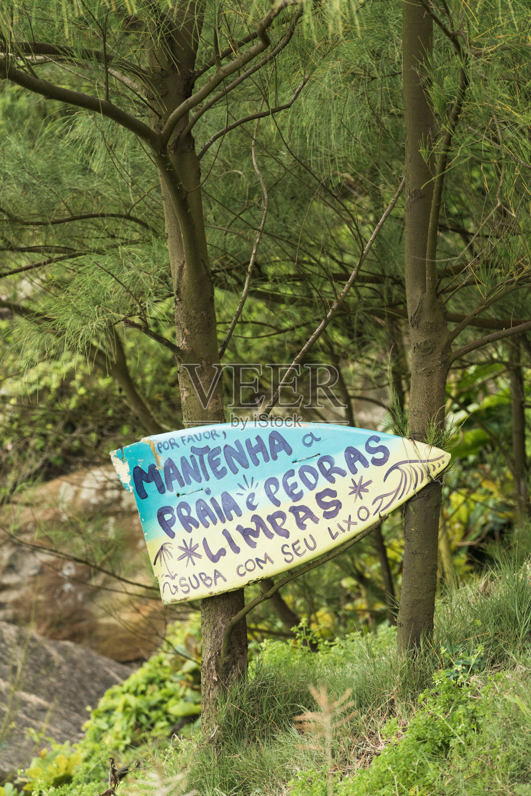 牌子上写着“请保持海滩和石头的清洁。”带着你的垃圾爬上”巴西里约热内卢的Joatinga海滩。有选择性的重点。照片摄影图片