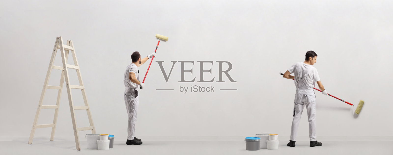 房屋油漆工正在粉刷墙壁的后视图镜头照片摄影图片