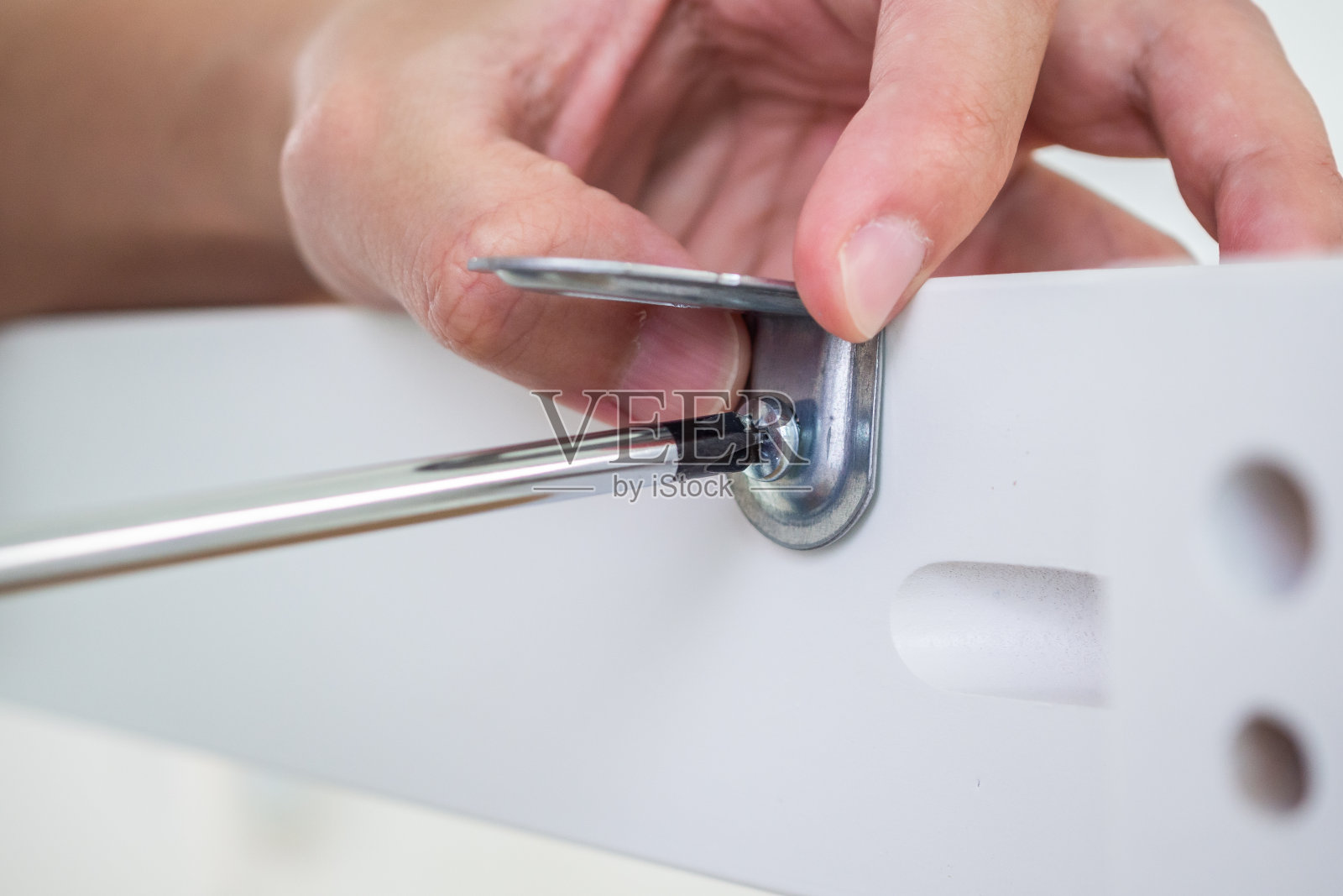 在家里用螺丝刀组装家具照片摄影图片