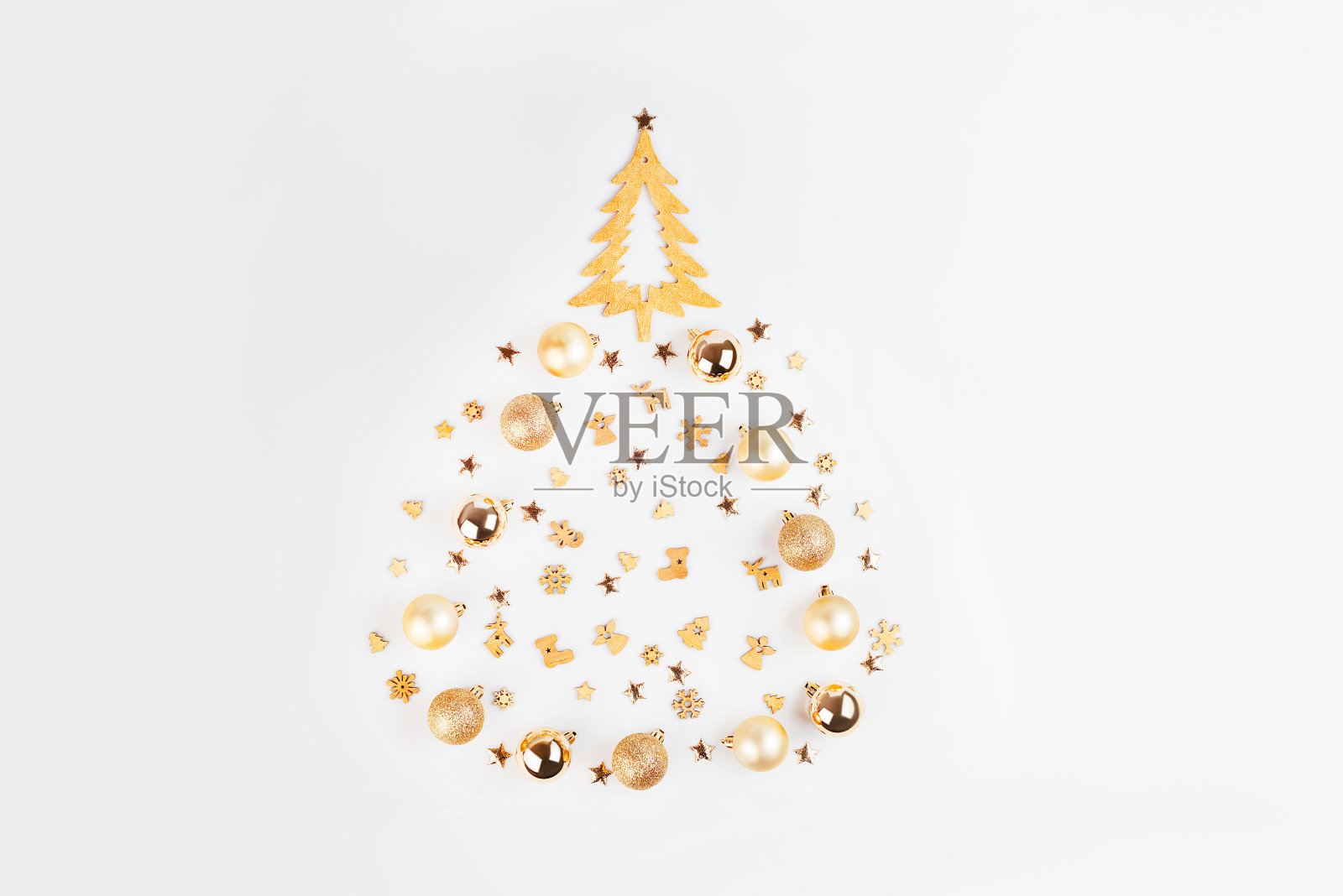 一棵木制圣诞树的简单简约的圣诞家庭装饰。圣诞节、冬天、新年的概念。装饰木制圣诞树在灯光的背景与新年的装饰。照片摄影图片