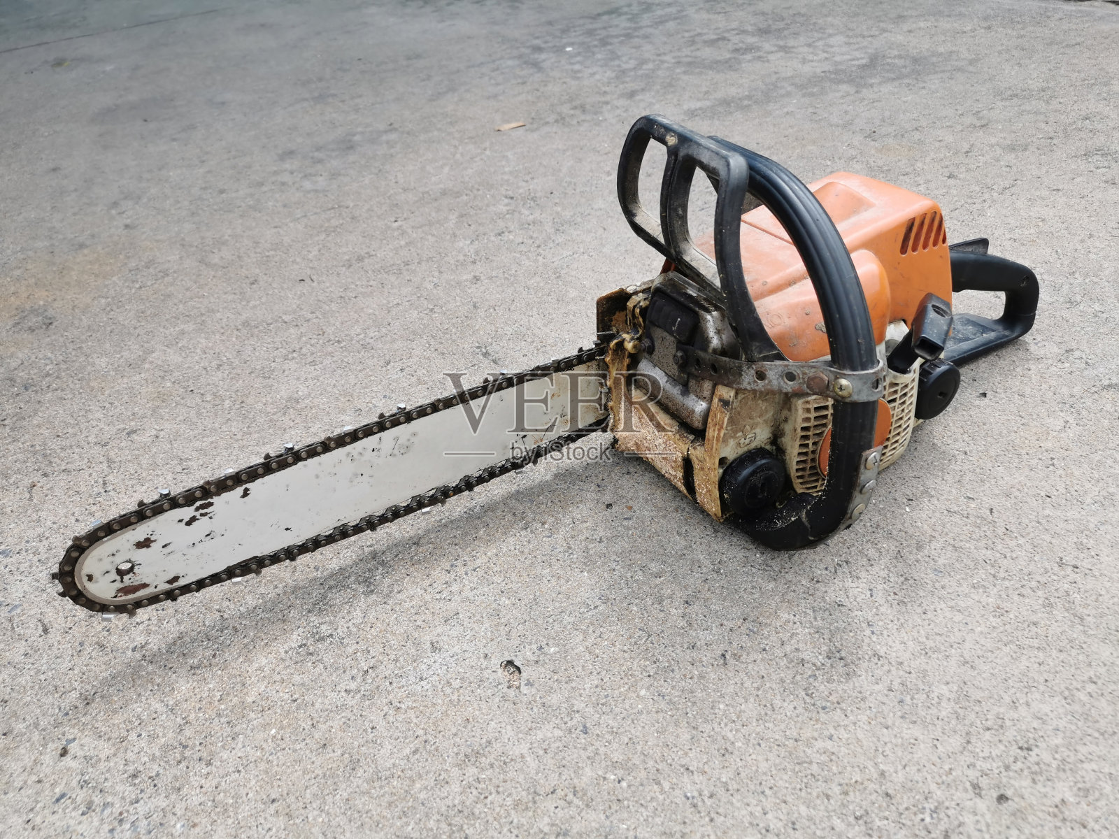 地板上放着一把小链锯照片摄影图片