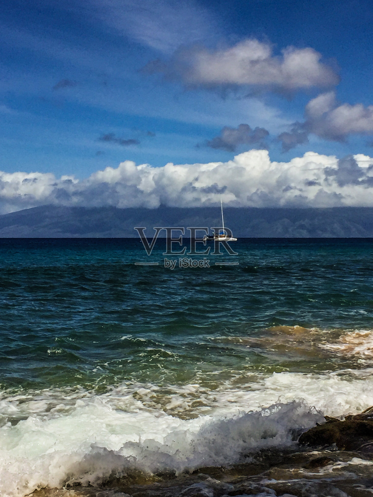一艘漂浮在毛伊岛海岸的帆船照片摄影图片