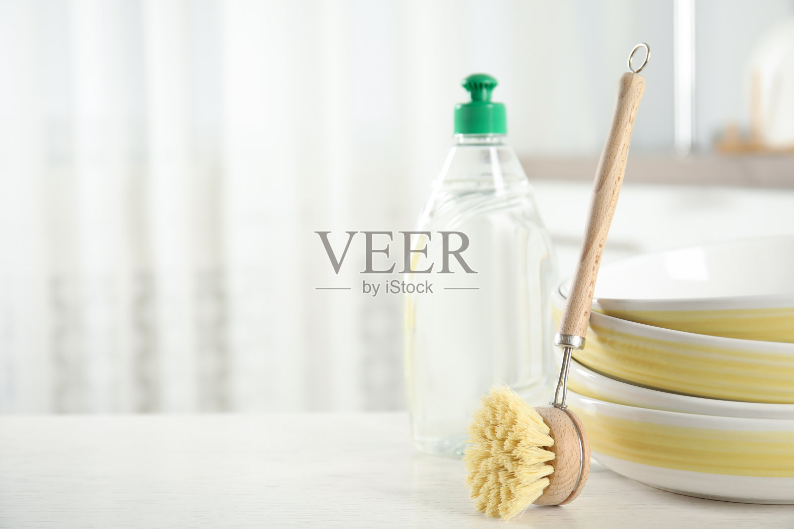 清洁刷附近碗在室内的白色桌子上，文字的空间。洗菜供应照片摄影图片