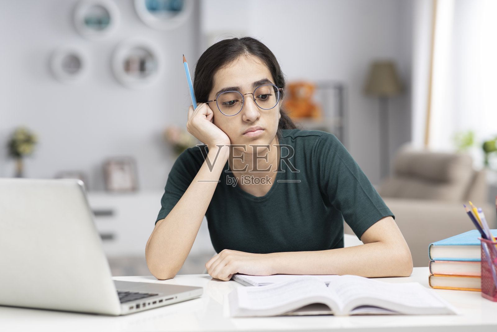 十几岁的女孩在家里做作业的照片照片摄影图片