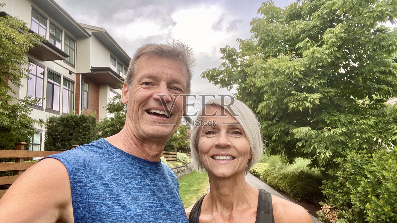 活跃的老年夫妇外出散步照片摄影图片