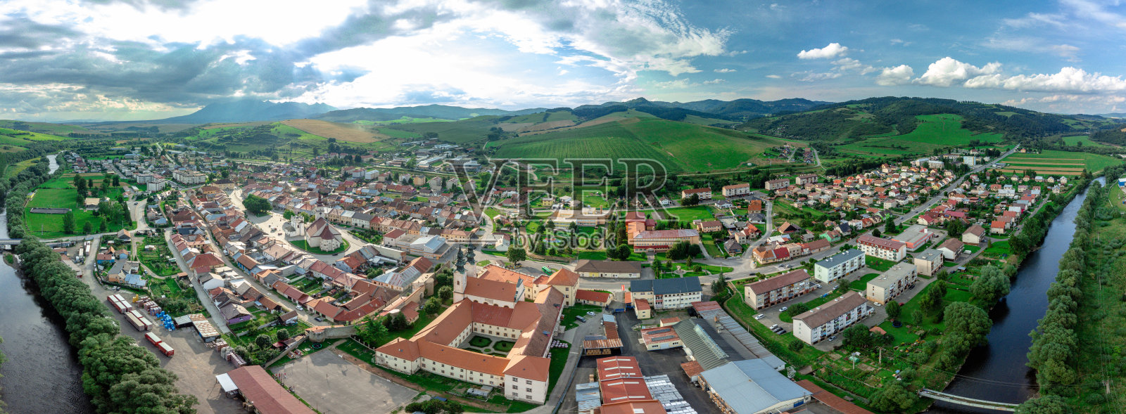 斯洛伐克Podolinec镇的鸟瞰图照片摄影图片