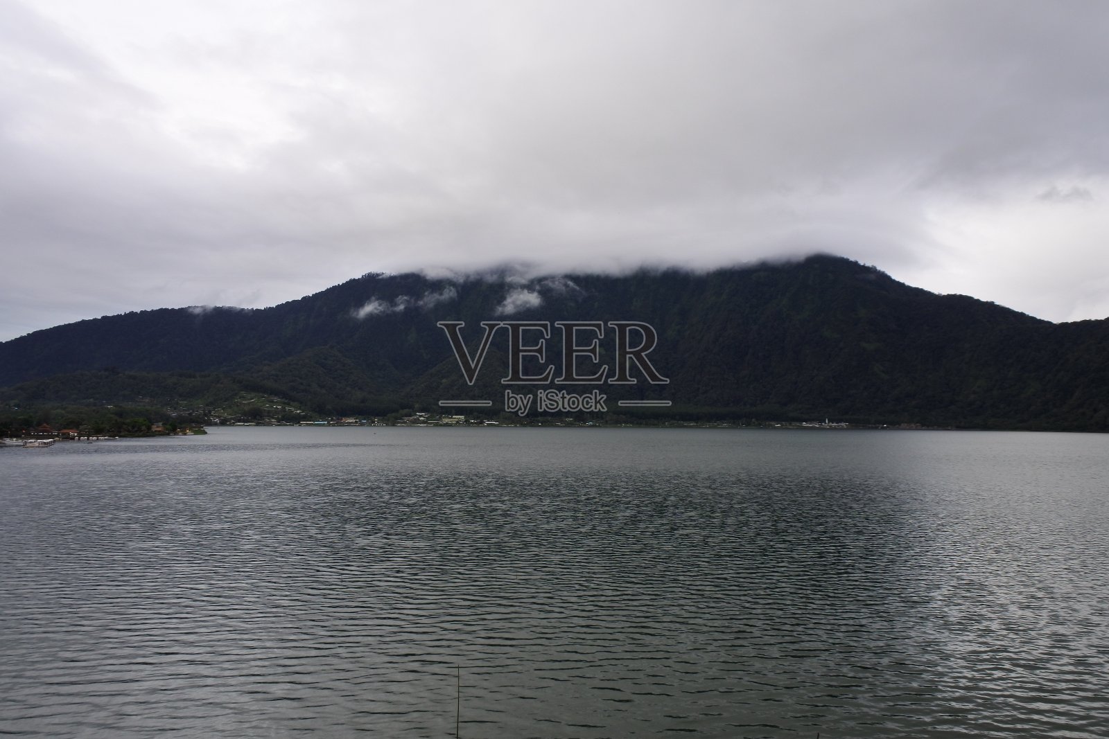 印尼巴厘岛天堂岛上的贝拉坦湖照片摄影图片