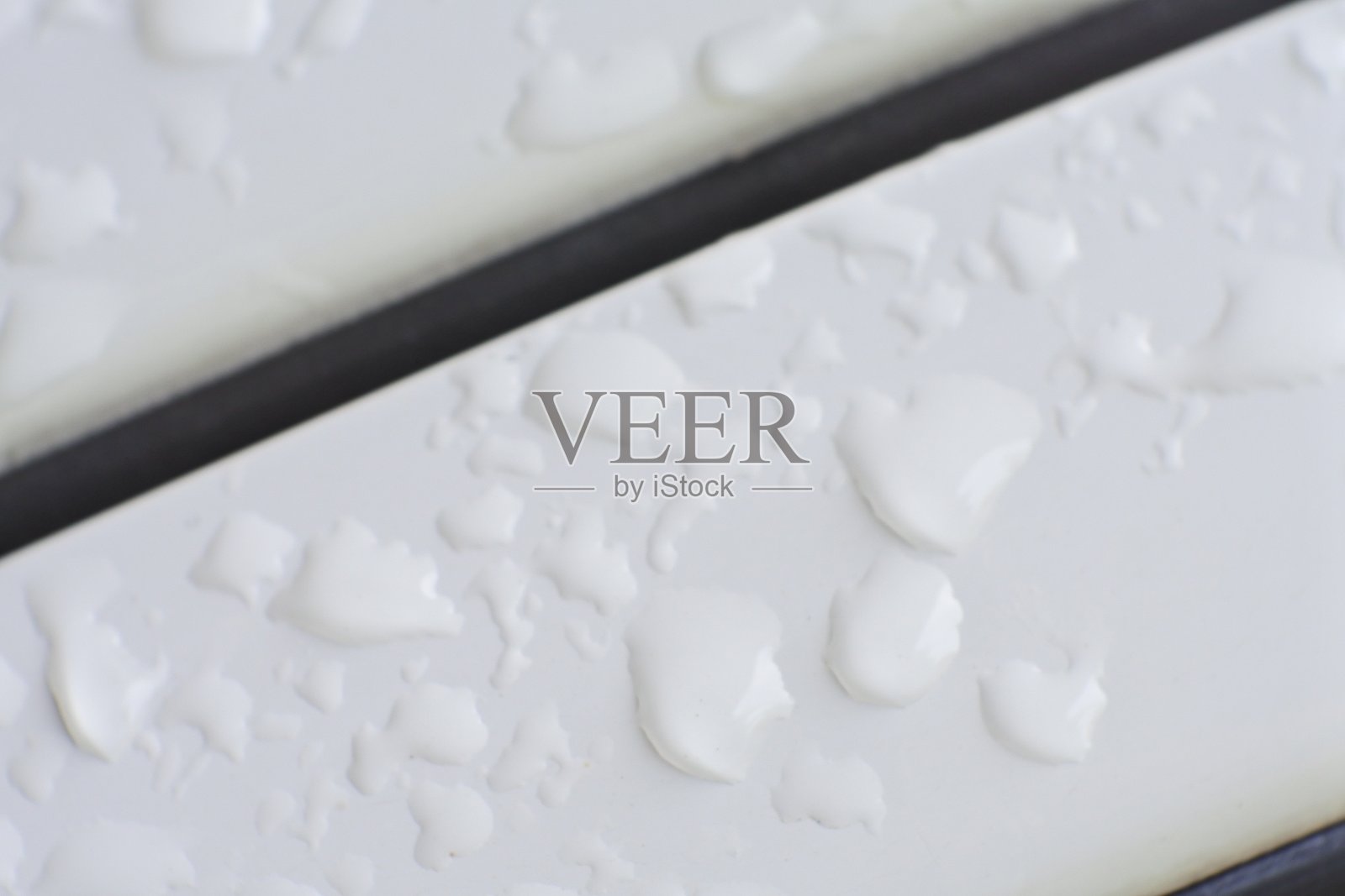 雨滴落在玻璃上。以水珠为背景照片摄影图片