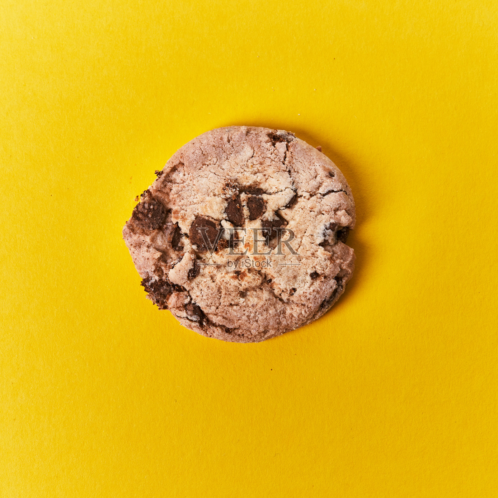 黄色背景上的美味巧克力饼干照片摄影图片