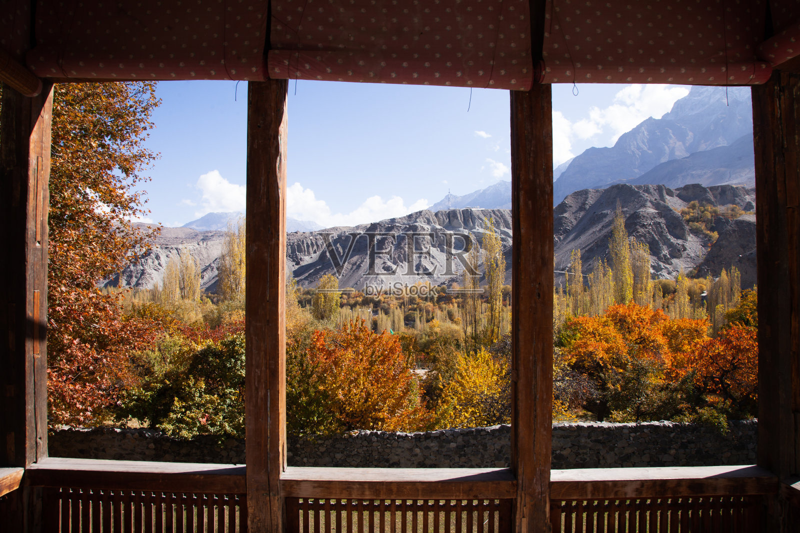 窗外的秋景照片摄影图片