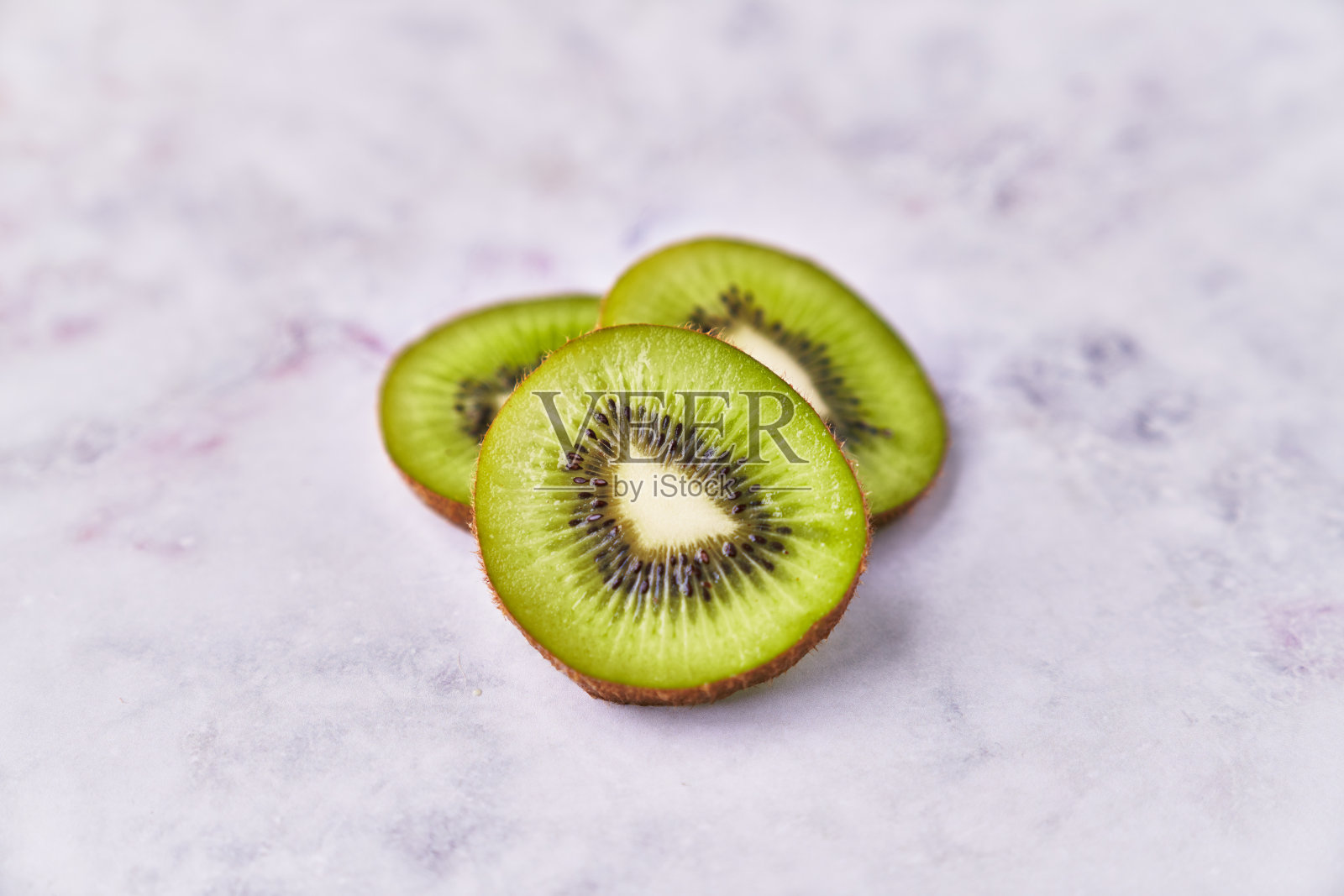 大理石表面的几片猕猴桃照片摄影图片