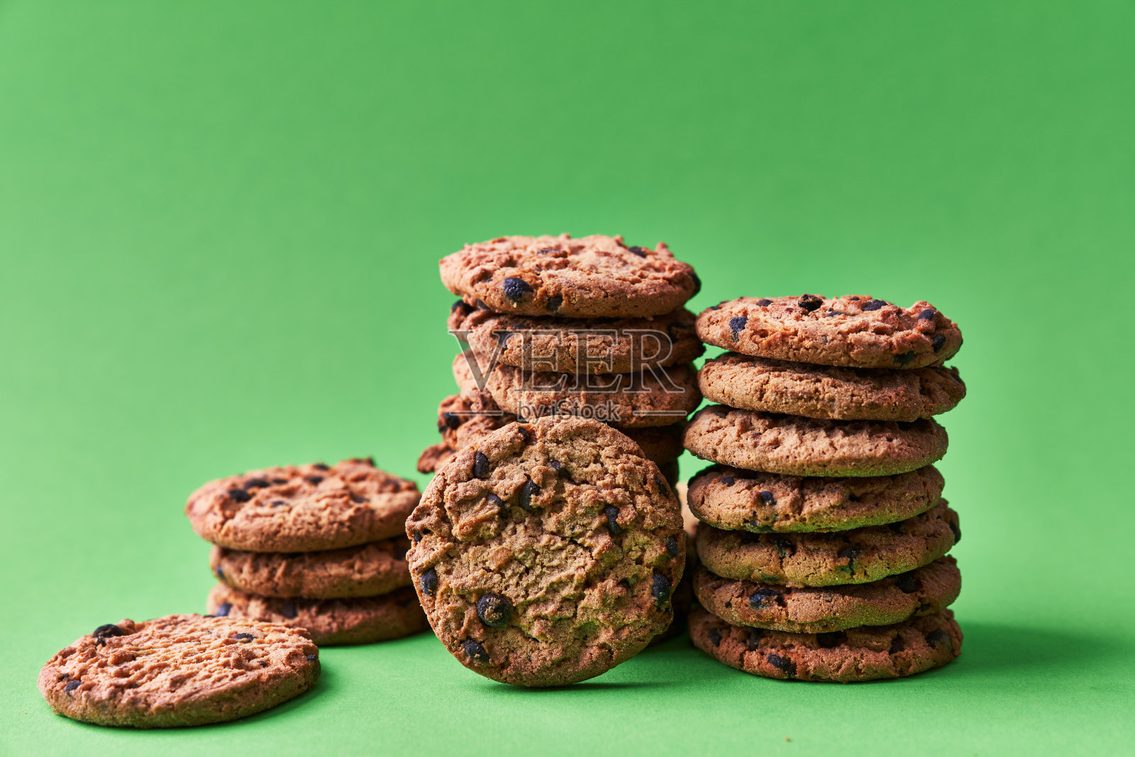 绿色背景上的美味巧克力饼干照片摄影图片