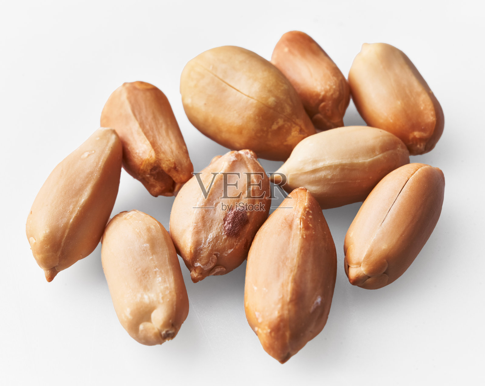 一串剥了皮的花生孤立在白色背景上照片摄影图片