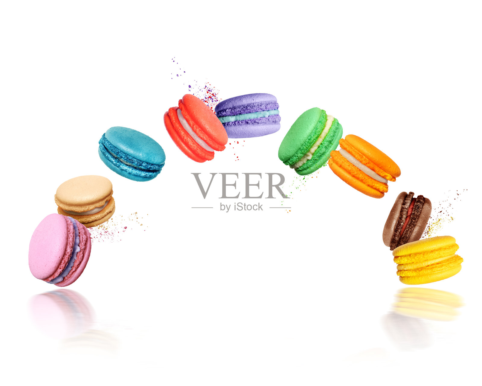 Ð’在白色背景下，空气中有不同口味的蛋白杏仁饼干照片摄影图片