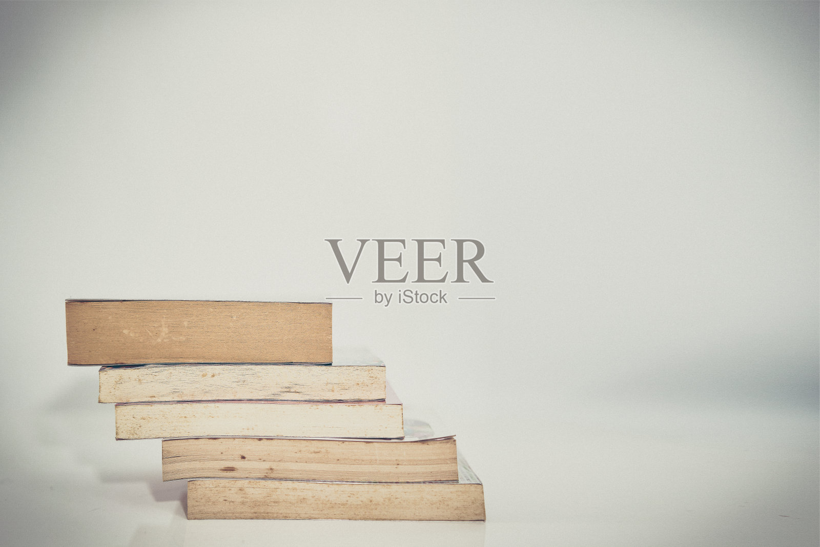 书架上的书在白色的背景高角度查看复制空间照片摄影图片