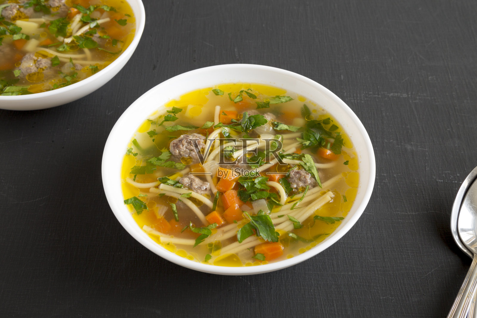 自制Sopa a La Minuta在白色碗上的黑色背景，低角度视图。照片摄影图片