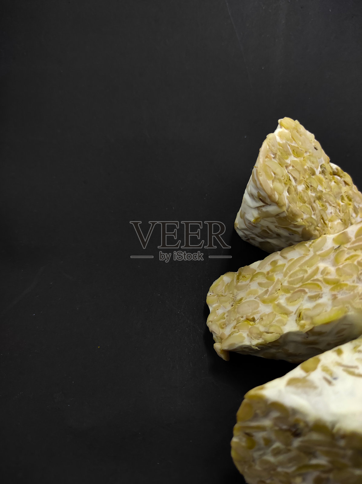 在黑色股票照片上的生豆豉照片摄影图片