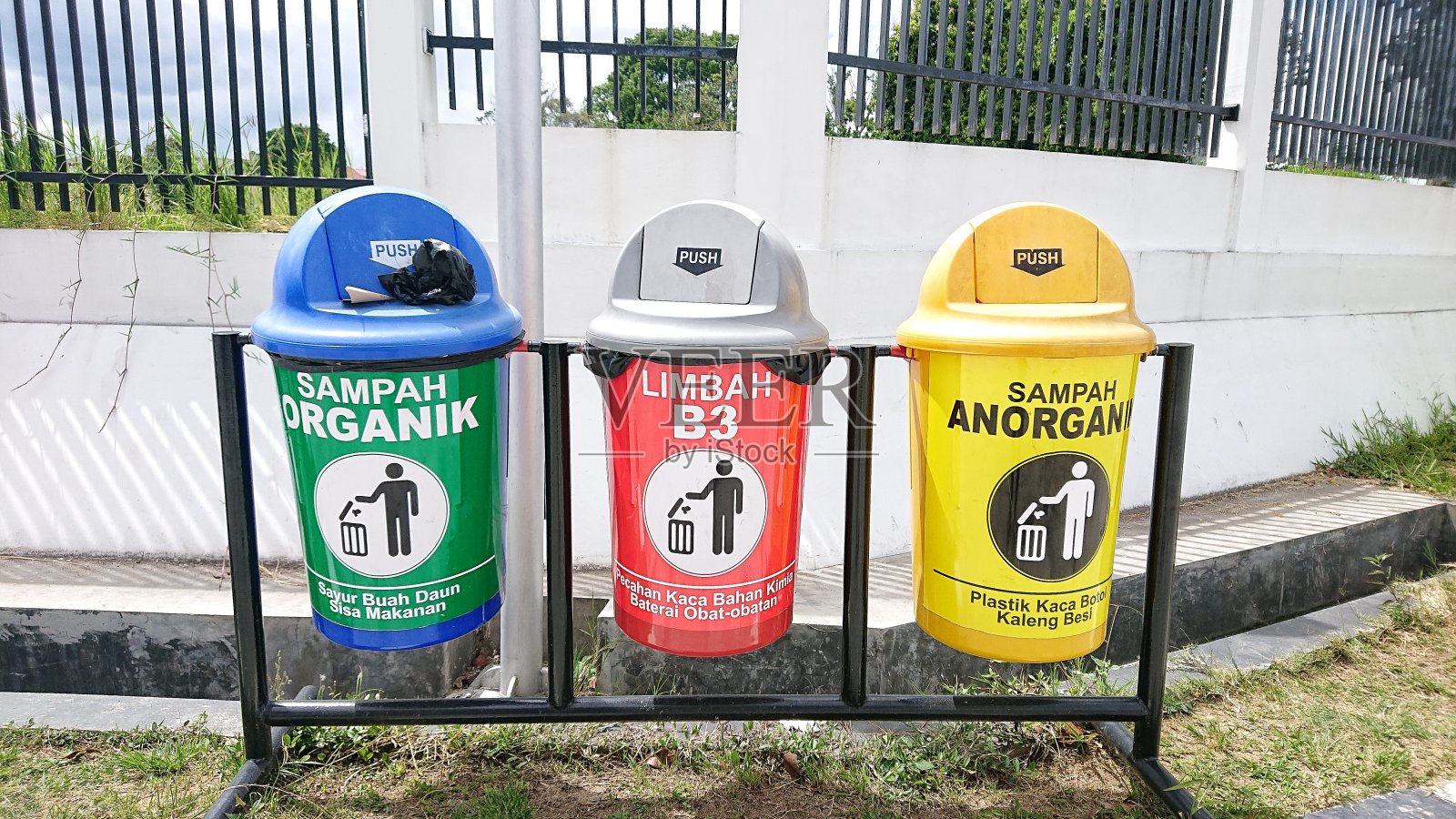 垃圾桶照片摄影图片