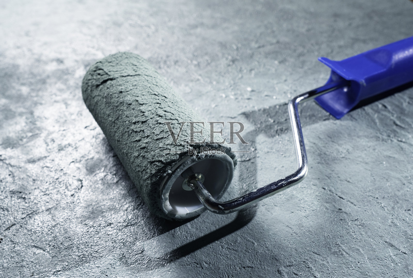 墙面黑底用涂布辊涂布照片摄影图片