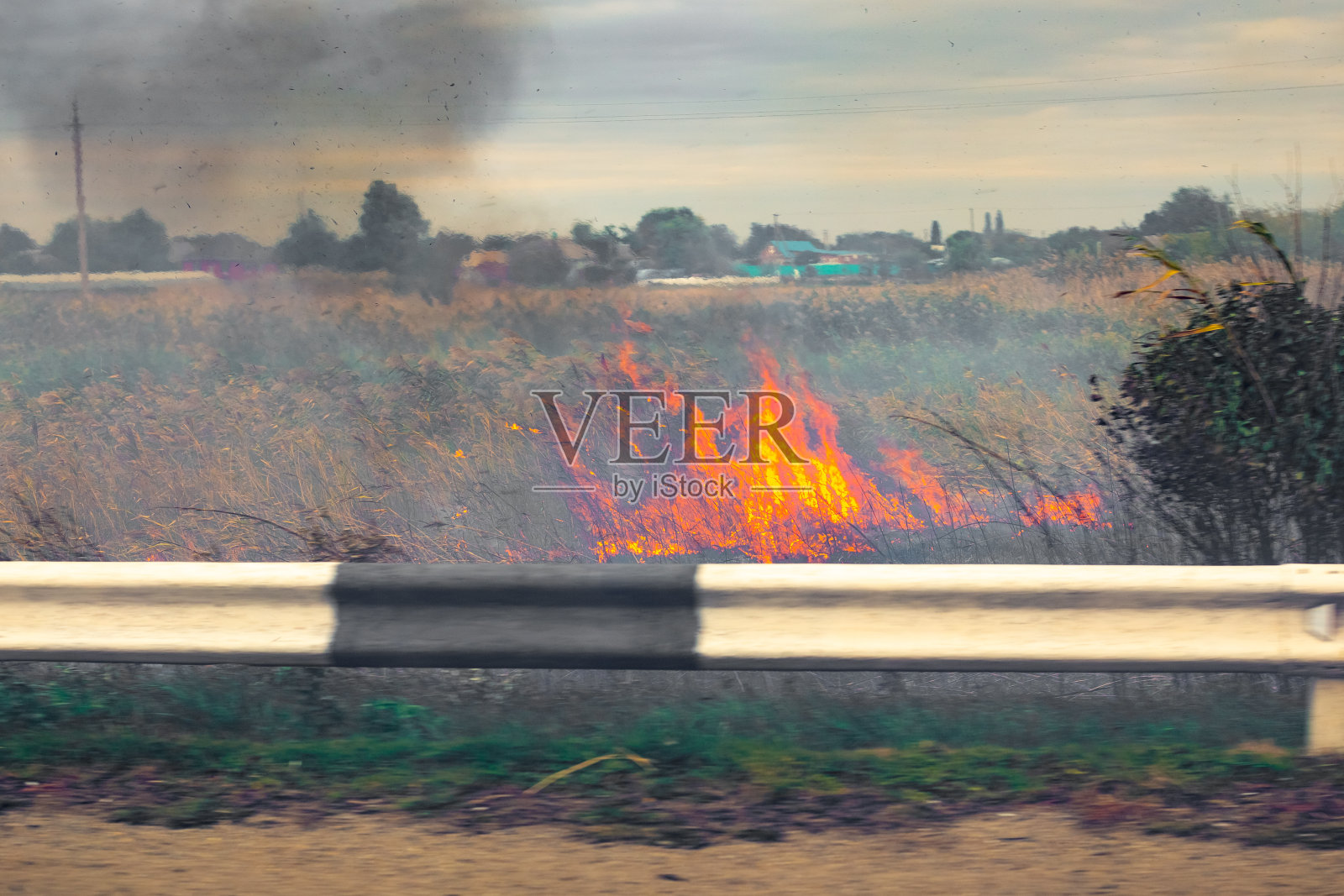路边的干草正在燃烧。生态与环境保护照片摄影图片