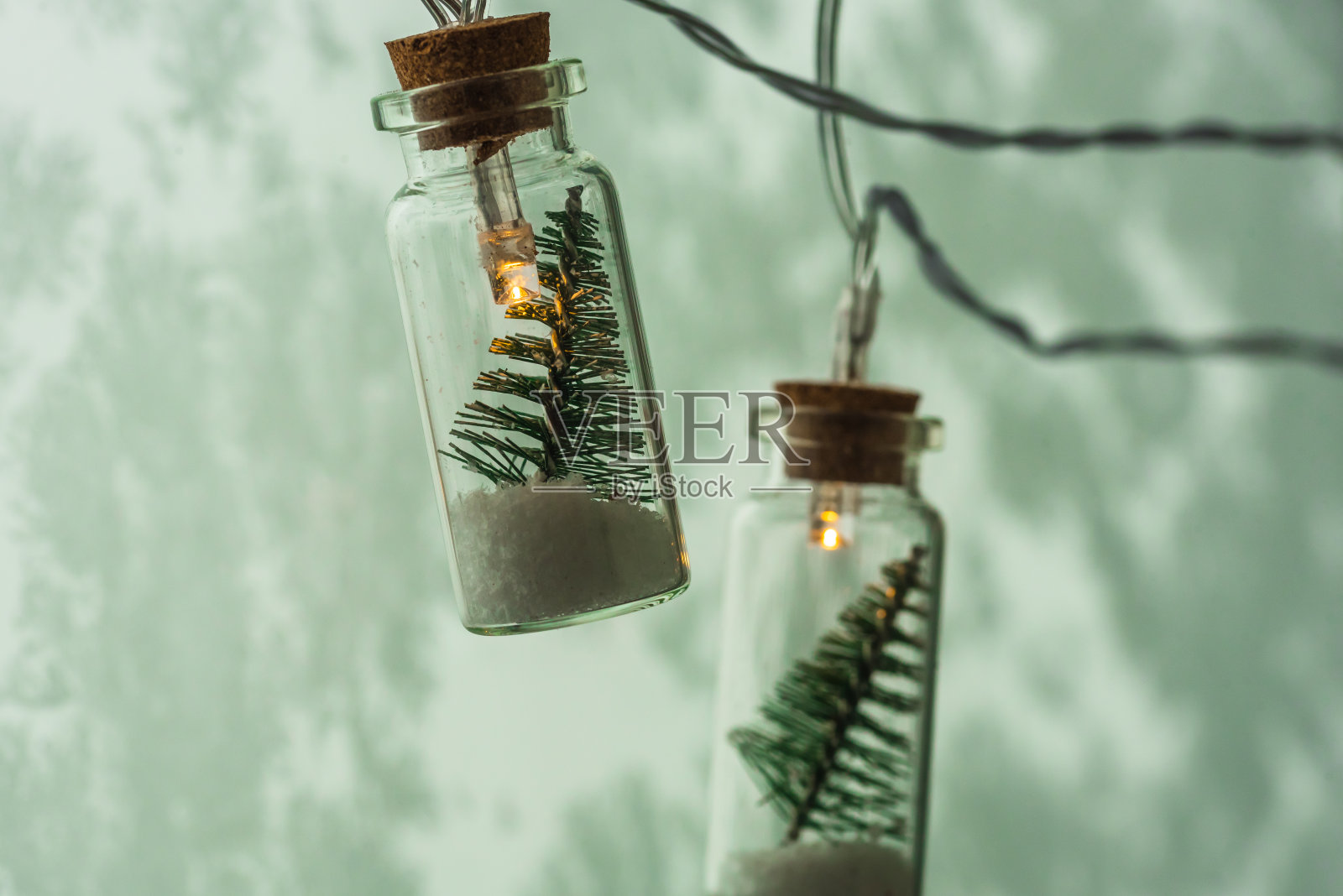 圣诞花环——圣诞树放在玻璃罐里，背景是黑色的照片摄影图片