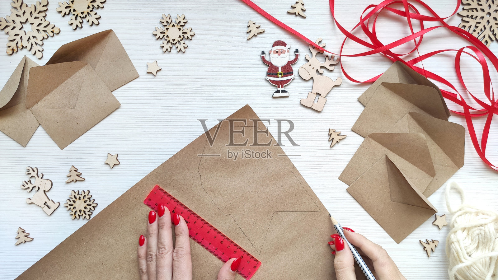 一位妇女为孩子们制作圣诞降临历。照片摄影图片