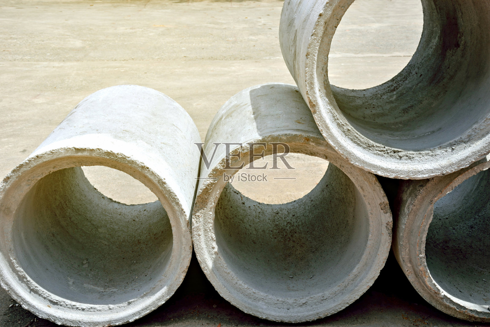 近距离混凝土排水管。照片摄影图片