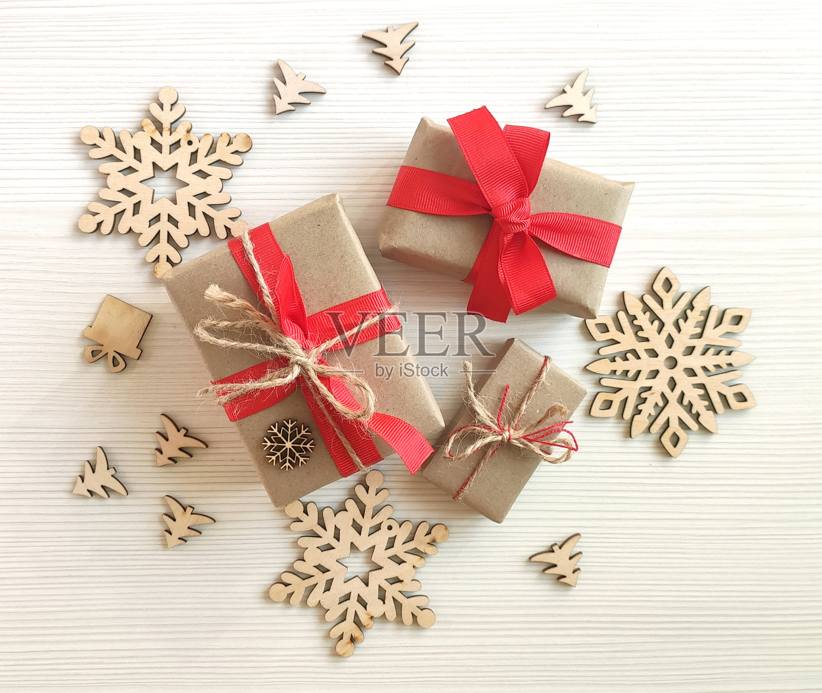 顶视图的各种包装礼品盒与红色丝带在木桌上。照片摄影图片