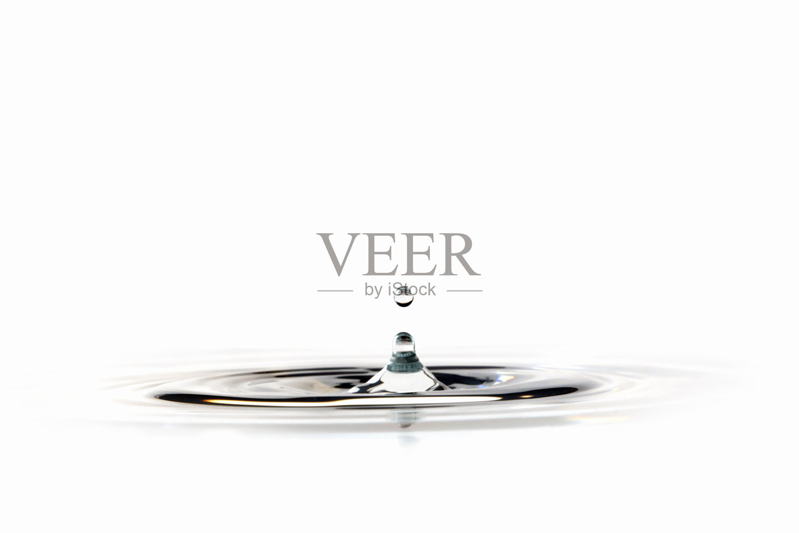 美丽的洒水，涟漪和水珠照片摄影图片