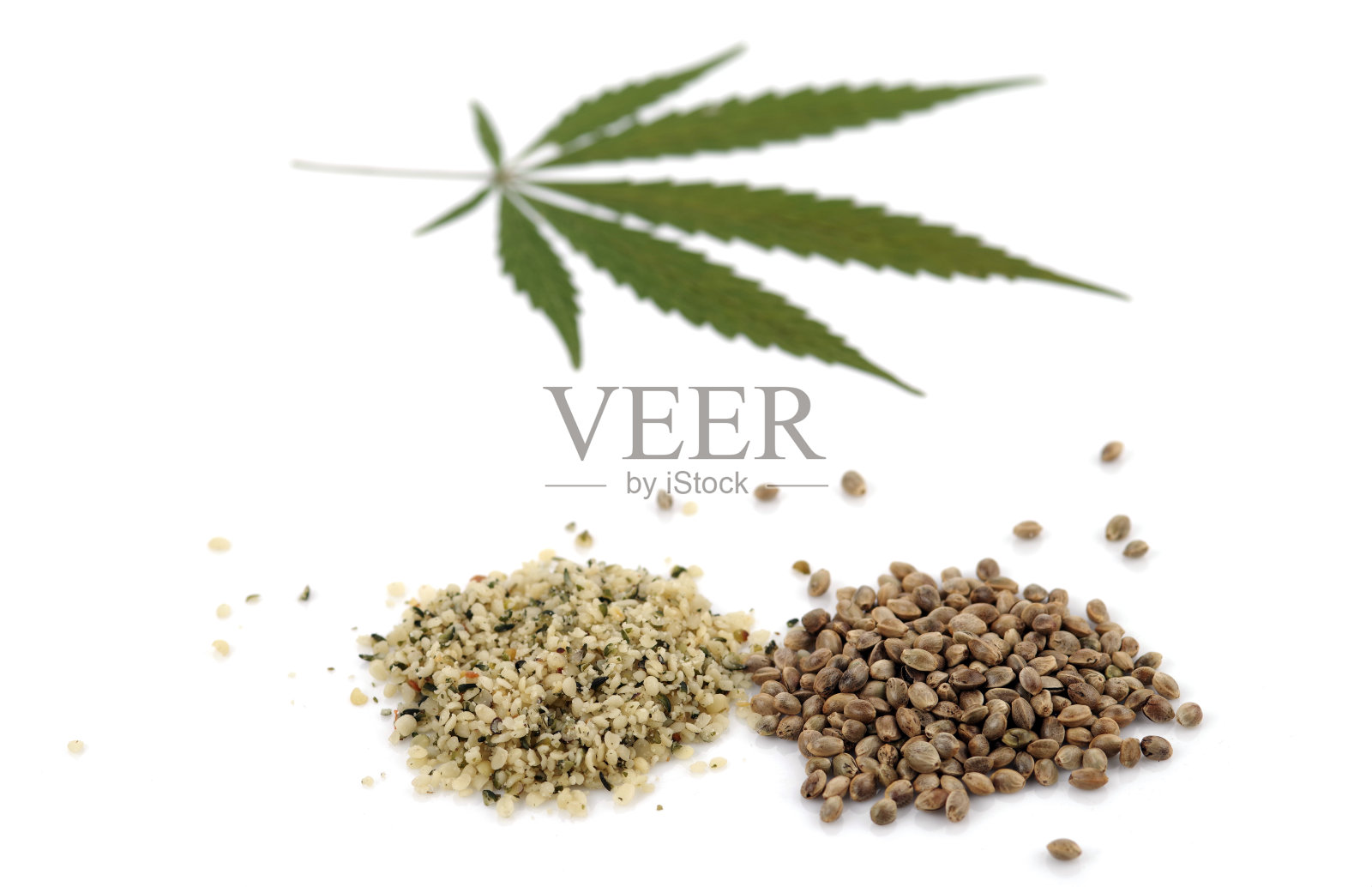 两堆生大麻种子和大麻叶子隔离在白色照片摄影图片