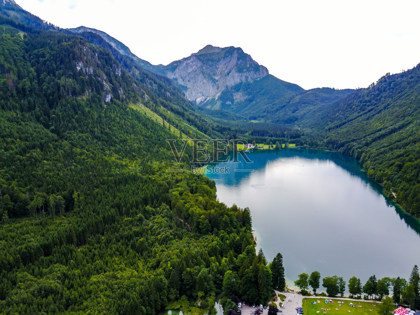 上奥地利的朗巴斯湖的无人机视图照片摄影图片
