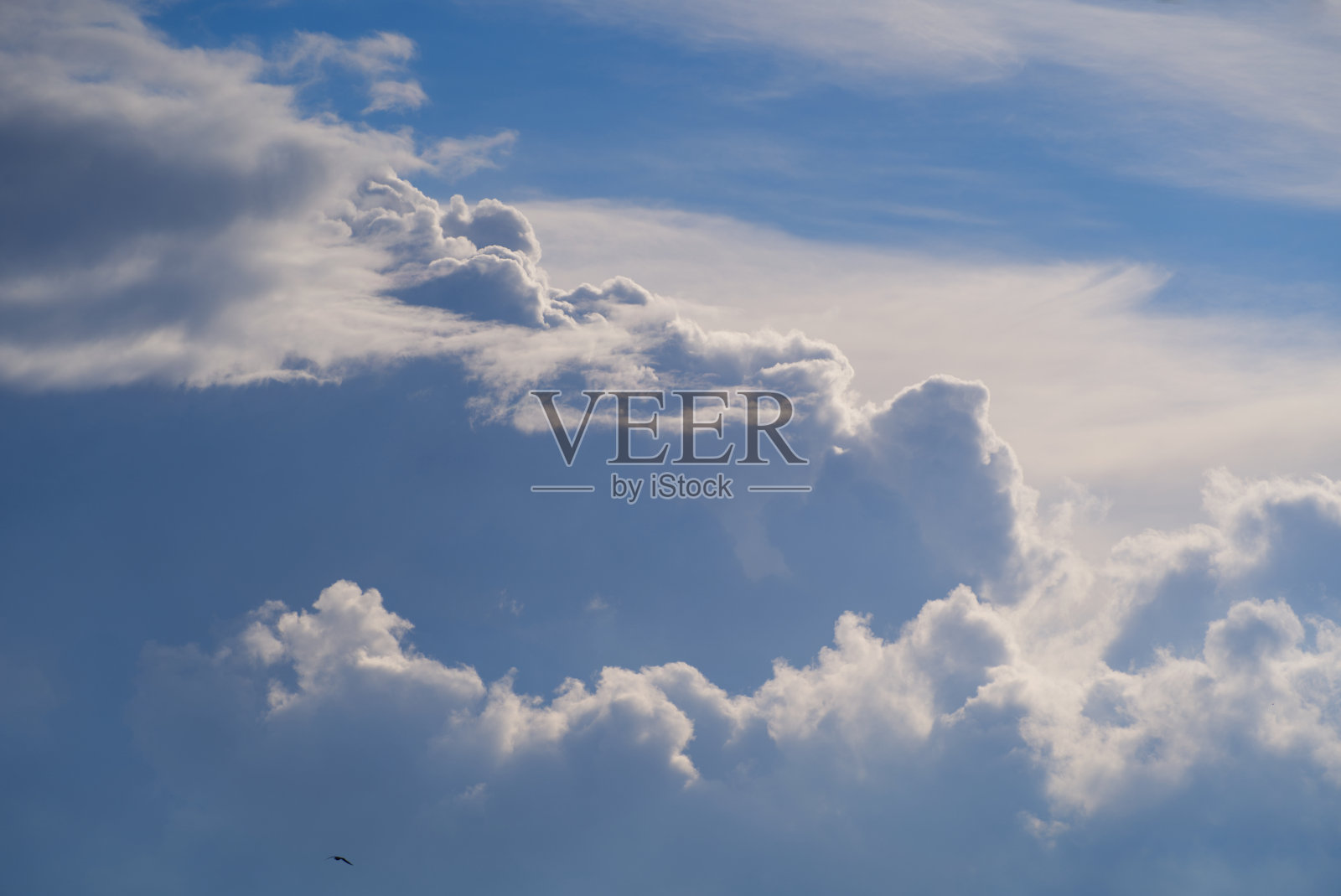 深秋的一天，Zürich市上空美丽的湛蓝多云的天空。照片摄影图片