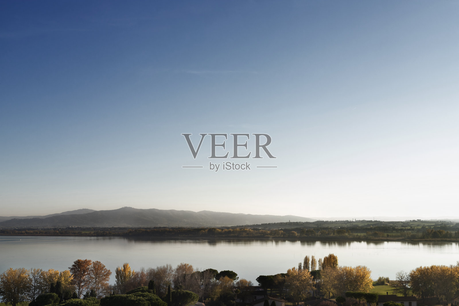 在特拉西梅诺湖的秋天照片摄影图片