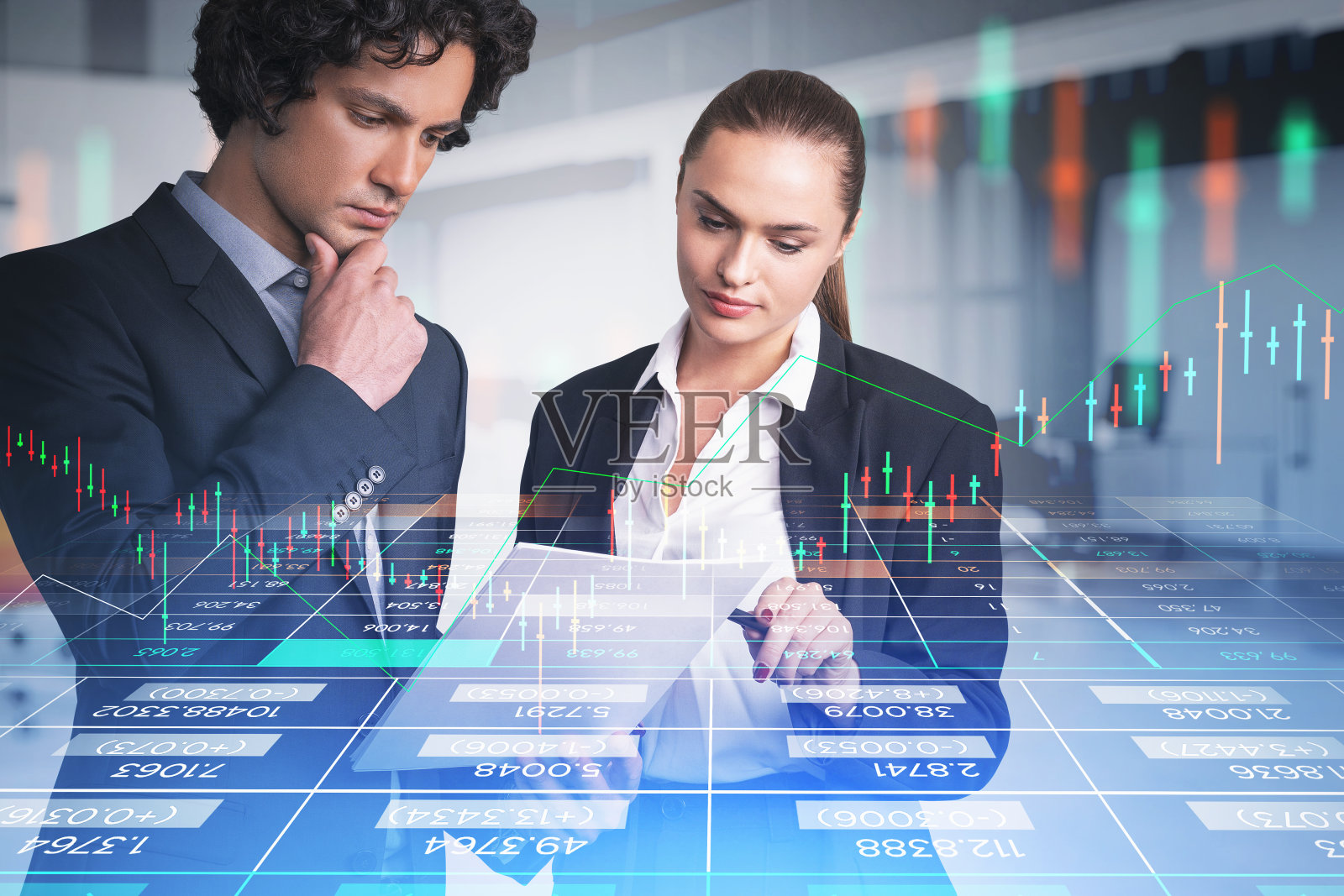 穿着正装的女商人正在一起工作照片摄影图片