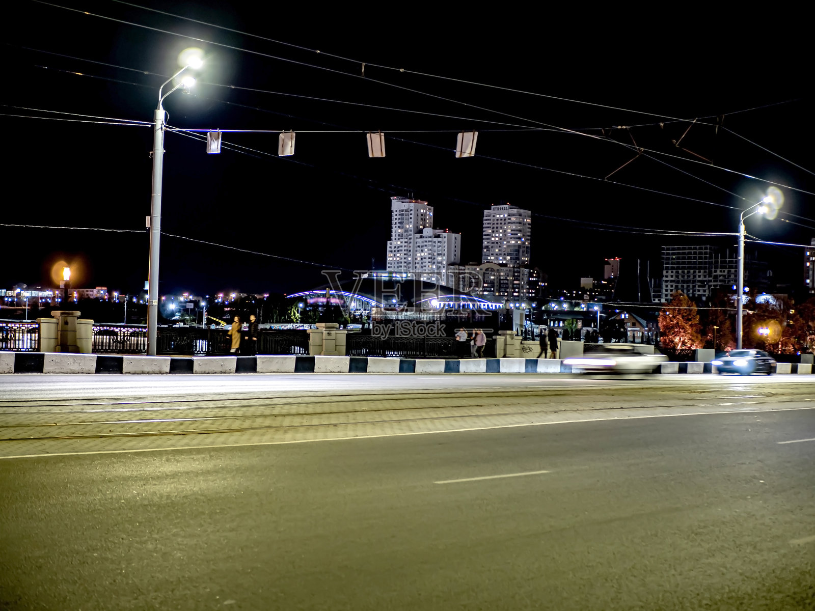 荒凉的夜晚照亮了城市中的道路照片摄影图片