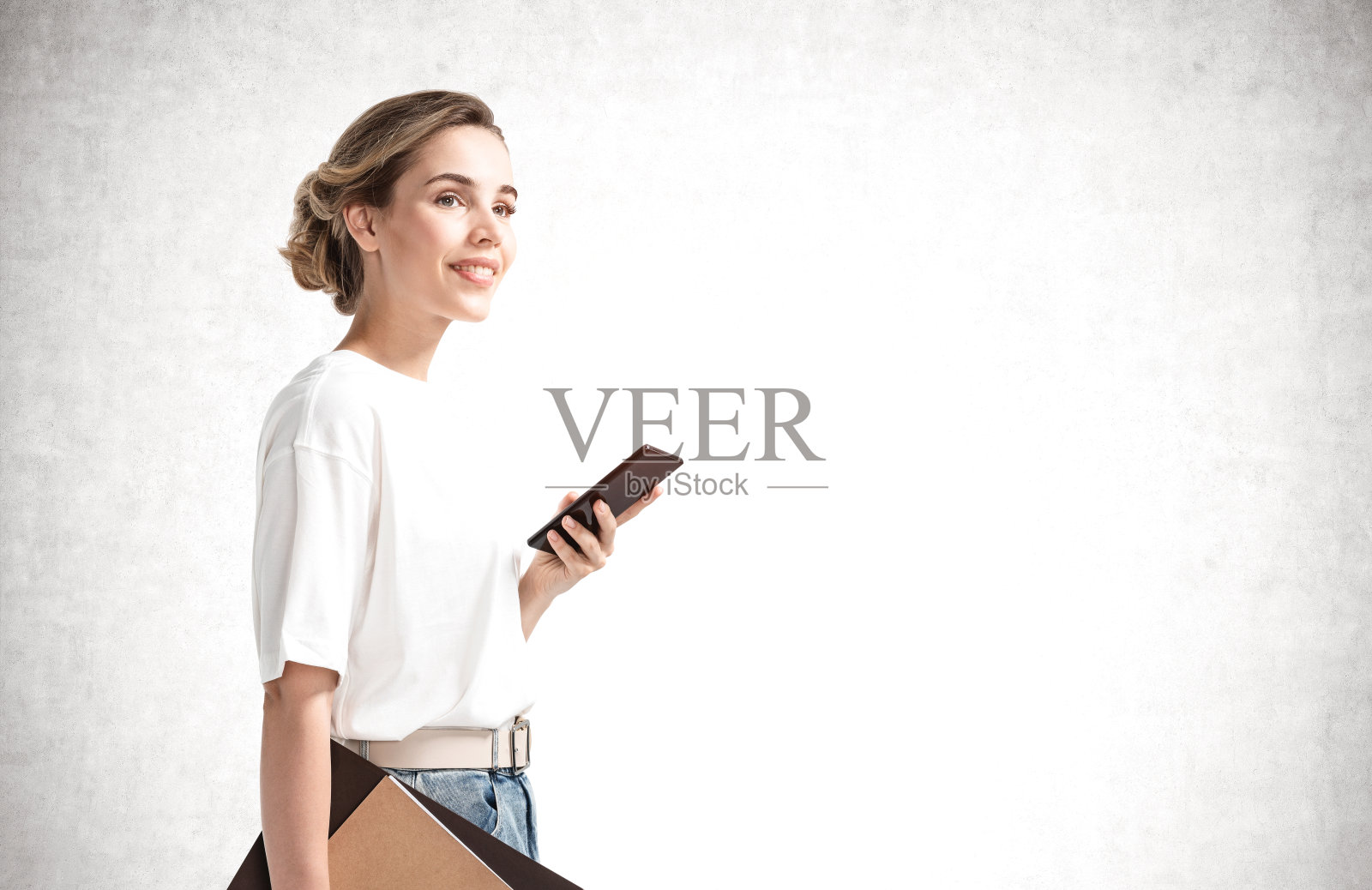 拿着电话和文件夹的女人，模拟照片摄影图片