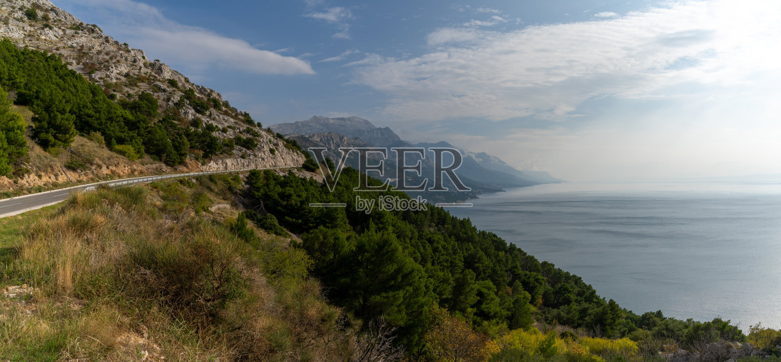 马卡尔斯卡附近的亚得里亚海高速公路和达尔马提亚海岸照片摄影图片