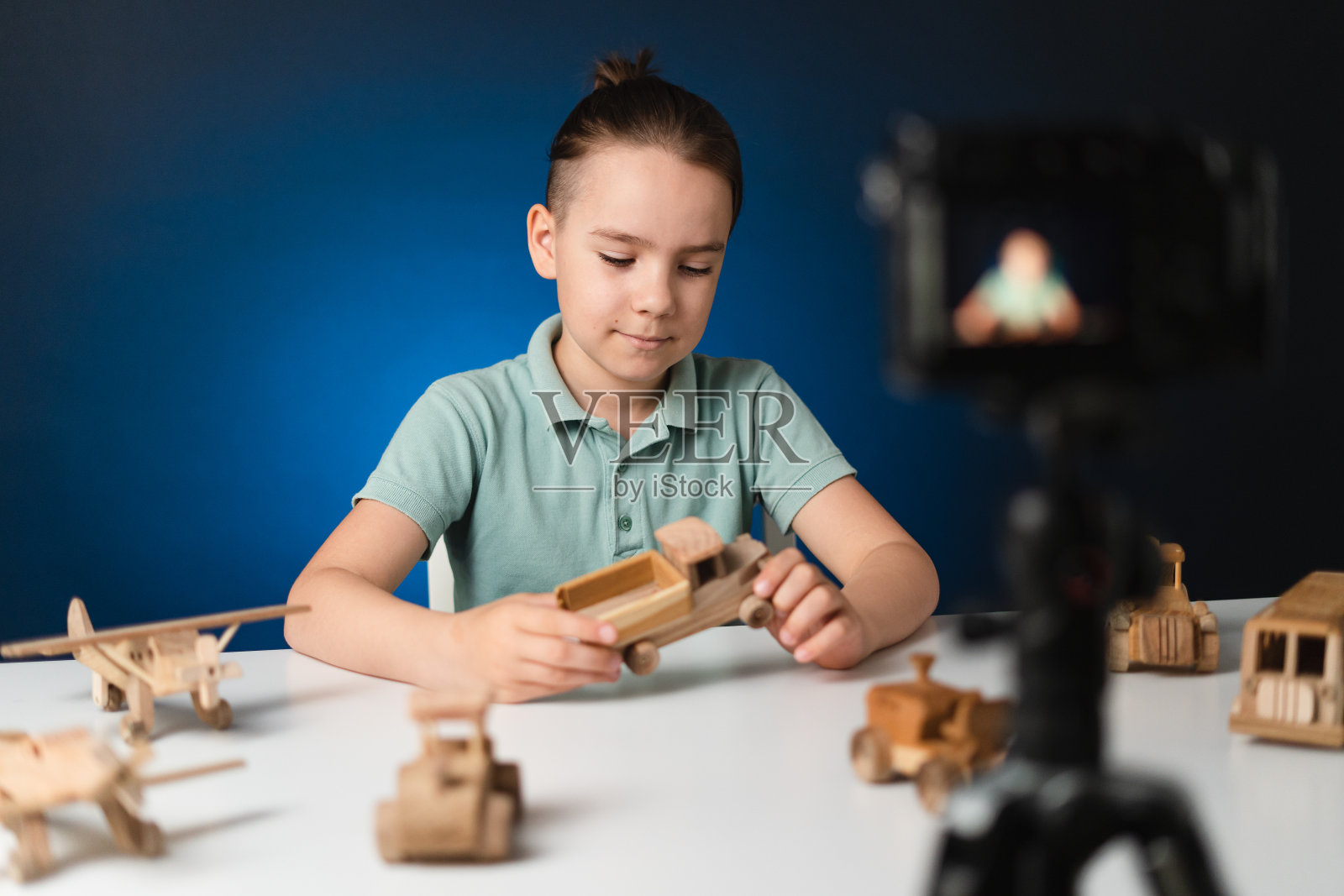 年轻男孩视频博主与他的追随者流。照片摄影图片